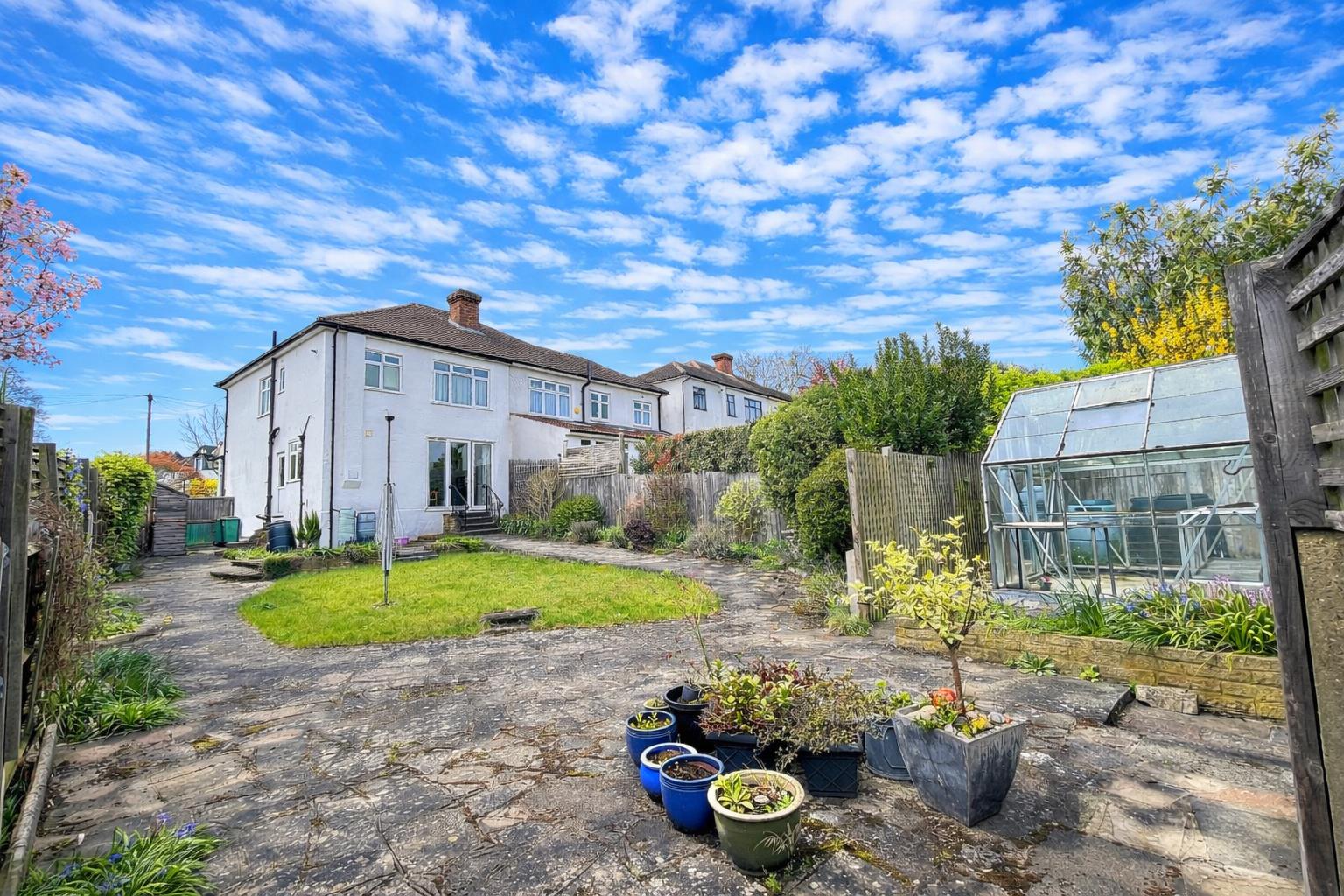 3 bed property in Farm Road, South Sutton